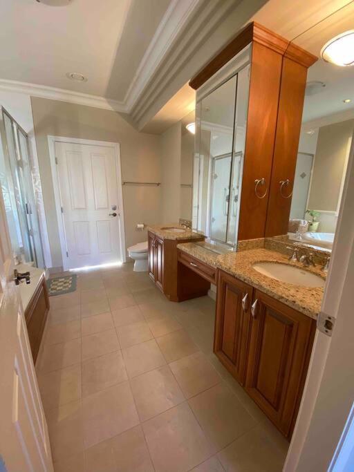 Lucky Suite, Two-Bedroom Suite With Independent Entrance In Richmond Close To Yvr Bagian luar foto