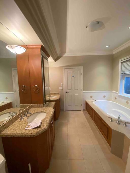 Lucky Suite, Two-Bedroom Suite With Independent Entrance In Richmond Close To Yvr Bagian luar foto