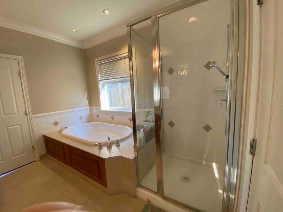 Lucky Suite, Two-Bedroom Suite With Independent Entrance In Richmond Close To Yvr Bagian luar foto