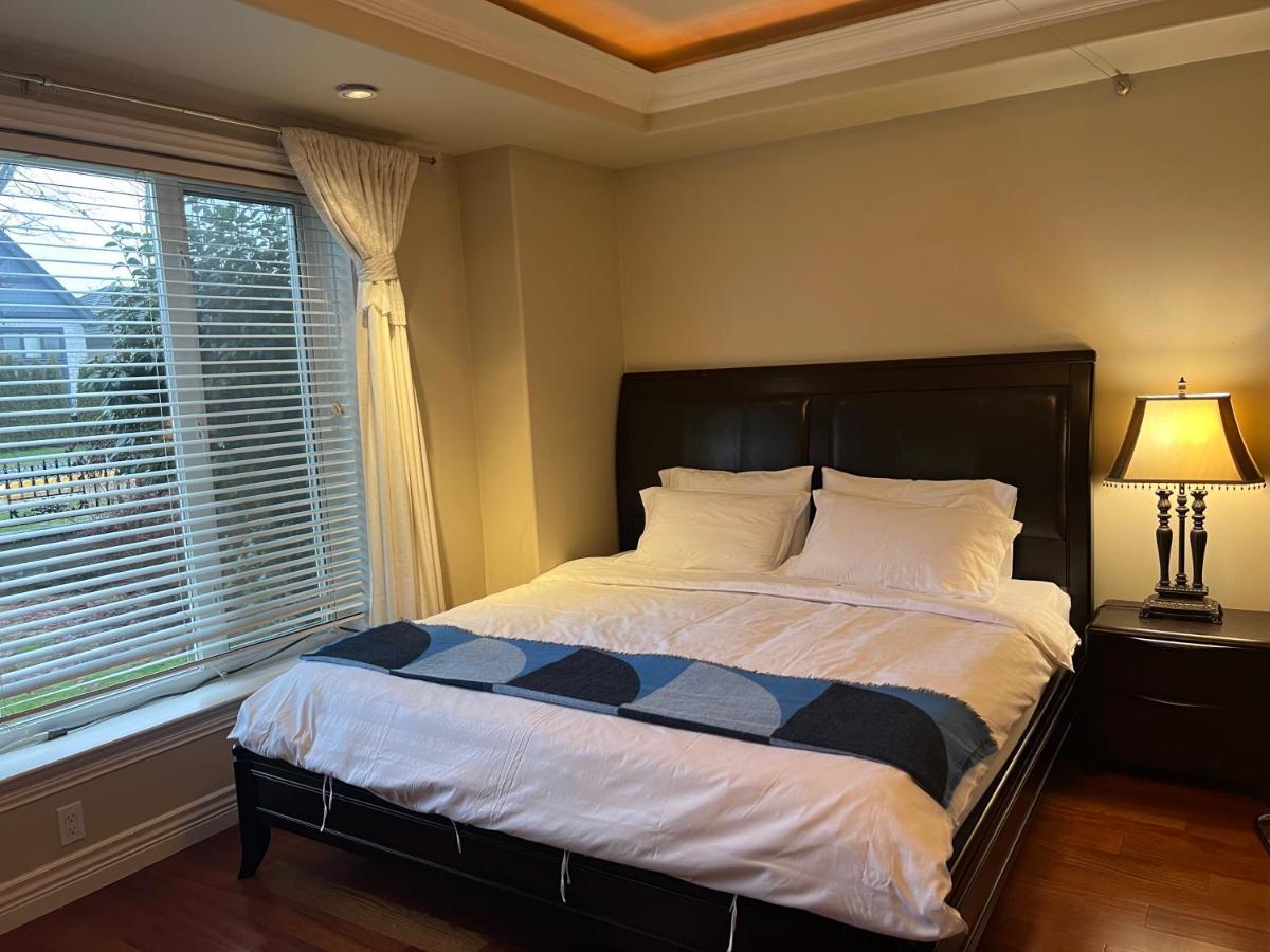 Lucky Suite, Two-Bedroom Suite With Independent Entrance In Richmond Close To Yvr Bagian luar foto